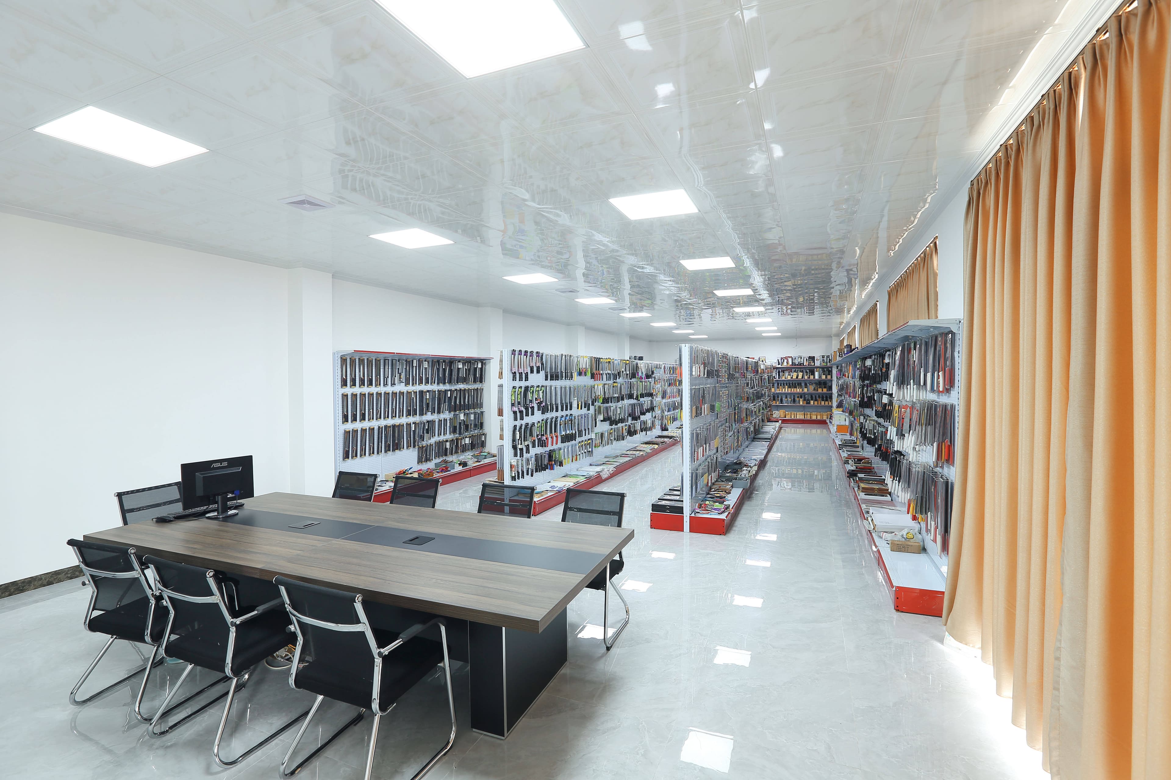 New High Quality Chef's Knife With Wooden Handle, Available In Different Sizes And Styles Suitable For Hotel And Families To Use